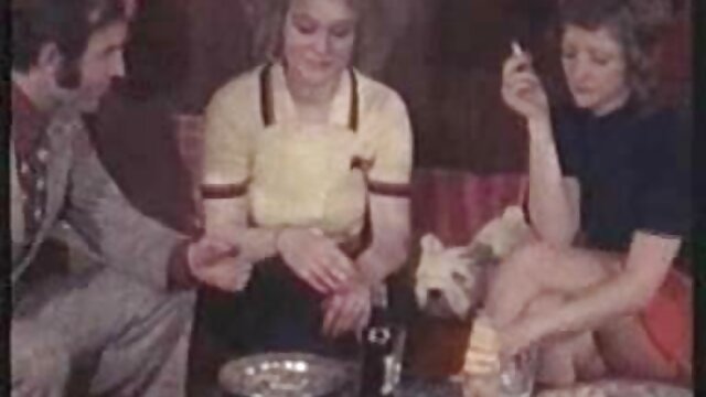 Дивовижний :  Дівчата українські порно фільми користуються вібратором по черзі, сидячи поруч один з одним Порнофільм 